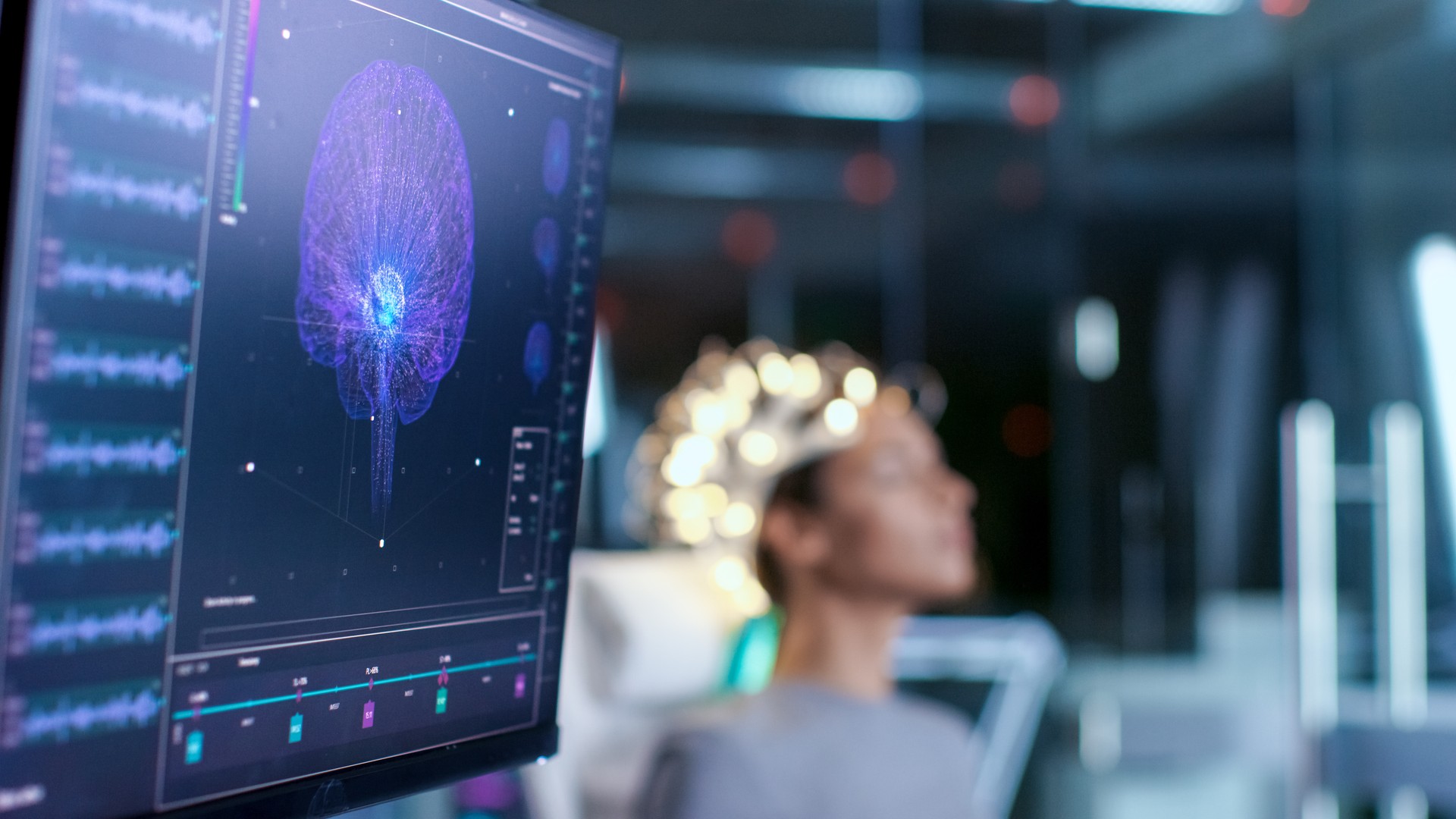 Mujer con Brainwave exploración auricular se sienta en una silla en el laboratorio de estudio del cerebro moderno / neurológicos centro de investigación. Monitores muestran lectura de EEG y el modelo de cerebro.