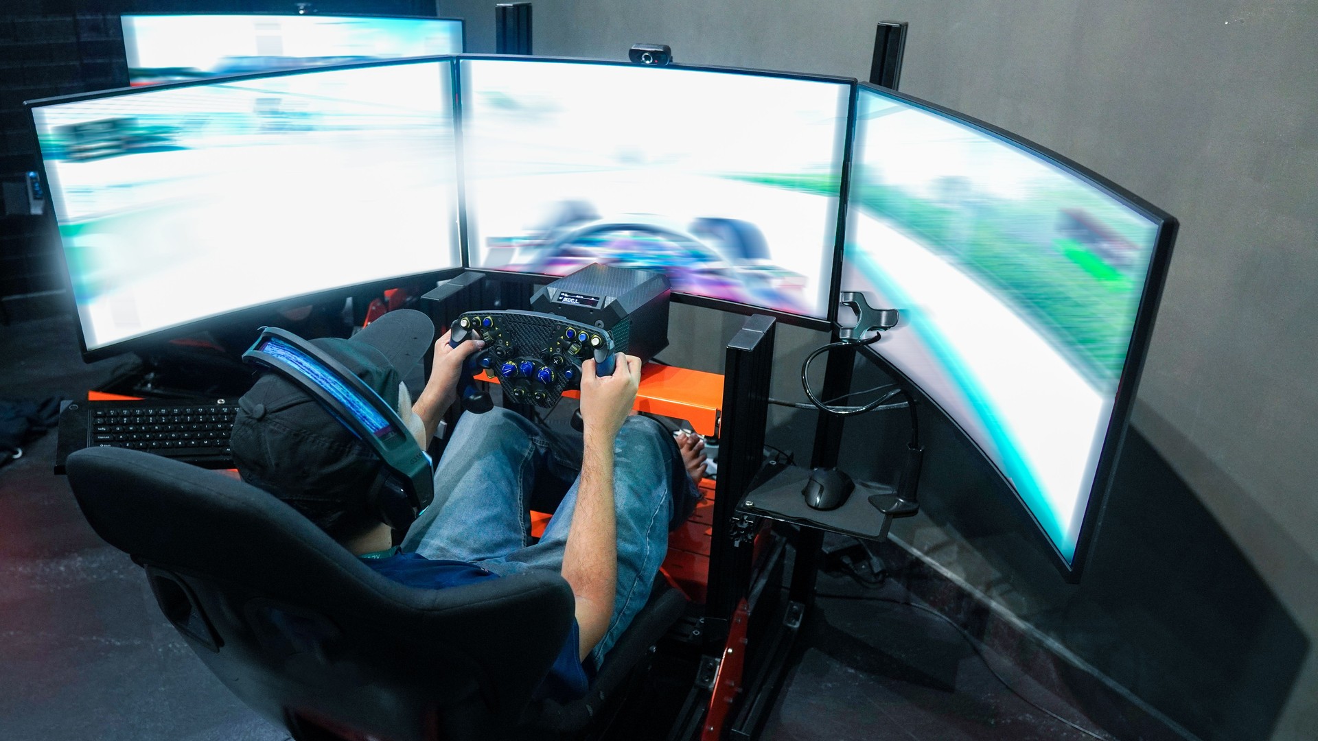 el jugador profesional que juega carreras de coches en línea