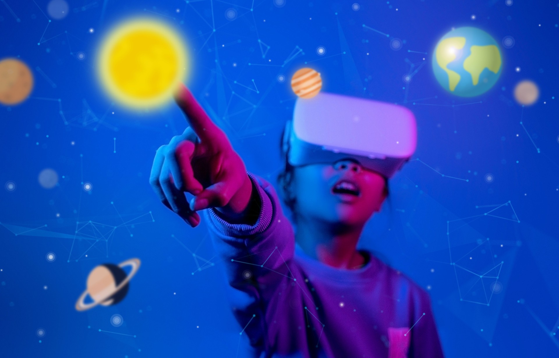 Chica con auriculares de realidad virtual o gafas de realidad virtual, Señalando al sol, Concepto de tecnología del futuro.